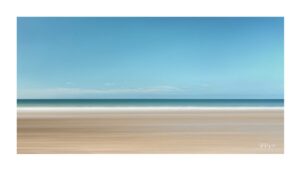 Photographie d’art minimaliste montrant la mer, le ciel et le sable dans des nuances d’émeraude et de bleu, œuvre de la série Horizons lumineux de Sylvie Poupardin.